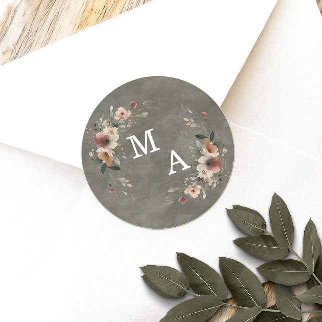 Pegatina Redonda Monograma del Boda de la guirnalda floral verde bo (Seal your wedding details with love using our custom monogram stickers, tailored for elegance.)