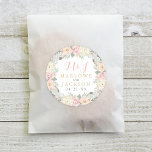 Pegatina Redonda Monograma del Boda del Boho floral rosa y dorado d<br><div class="desc">El pegatina de novios al estilo boho presenta un monograma personalizado que puede ser personalizado,  enmarcado con una corona de flores románticas,  hojas botánicas y acentos rústicos de pluma de aves. Los tonos suaves son rosa,  melocotón,  crema,  verde,  gris y dorado. Perfecto para un evento de primavera o verano.</div>