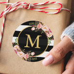 Pegatina Redonda Monograma dorado con deco floral franco blanco neg<br><div class="desc">Monograma dorado con Pegatina de decoración floral franco blanco negro. (1) Para una mayor personalización,  haga clic en el enlace "personalizar adicional" y utilice nuestra herramienta de diseño para modificar esta plantilla. (2) Si necesita ayuda o elementos coincidentes,  póngase en contacto conmigo.</div>