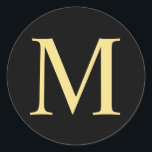 Pegatina Redonda Monograma elegante negro y dorado<br><div class="desc">Un diseño elegante, moderno y elegante en color negro y dorado, con un monograma con un estilo de fuente profesional en dorado sobre fondo negro. Haga clic en el botón personalizar it para personalizar el diseño eligiendo el color que desee e incluso agregando su propio texto. Tenga en cuenta que...</div>