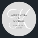 Pegatina Redonda Monograma Gris clásico moderno y gracias<br><div class="desc">Estos elegantes stickers de boda tienen un suave fondo gris y un gran monograma de caligrafía blanca.</div>
