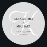 Pegatina Redonda Monograma Gris clásico moderno y gracias<br><div class="desc">Estos elegantes stickers de boda tienen un suave fondo gris y un gran monograma de caligrafía blanca.</div>