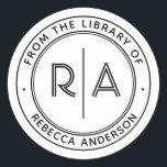 Pegatina Redonda Monograma mínimo moderno La biblioteca de la placa<br><div class="desc">Mejore su biblioteca personal con nuestra elegante y mínima libreta "De la biblioteca" o "Este libro pertenece a". Con sus iniciales de monograma en un tipo abierto moderno y separado por una línea vertical elegante, esta placa personalizado también incluye su nombre y texto personalizado en un tipo de letra sans-serif...</div>