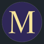 Pegatina Redonda Monograma Navy Blue y Gold Elegant<br><div class="desc">Un diseño elegante y moderno de color azul marino y dorado con un estilo de letra profesional de color dorado sobre fondo azul marino. Haga clic en el botón personalizar it para personalizar el diseño eligiendo el color que desee e incluso agregando su propio texto. Tenga en cuenta que el...</div>