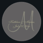 Pegatina Redonda Monograma negro y oro<br><div class="desc">Monograma dorado sobre fondo negro. Personalice para satisfacer sus necesidades.</div>