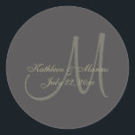 Pegatina Redonda Monograma negro y oro<br><div class="desc">Monograma dorado sobre fondo negro. Personalice para satisfacer sus necesidades.</div>