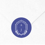 Pegatina Redonda Monograma Personalizado de marco decorativo Boda f<br><div class="desc">Fama decorativa de inspiración griega con forma de arco y pegatinas azules bodas florales. Inspirado por el estilo y arcos de la isla griega en Grecia y el azul profundo de Grecia. Personalizar con su boda monograma. Le ayudaremos a crear el boda de sus sueños con nuestra colección de bodas...</div>