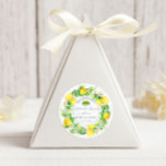 Pegatina Redonda Monograma Rústico Limoncello Favor<br><div class="desc">Decore sus botellas de limoncello caseras con encantadoras etiquetas y pegatinas para usarlas como regalo. Elija entre un fondo blanco y un fondo de carbón vegetal con hojas de limón y una corona de fruta. Todo el script está en una fuente serif que complementa elegantemente los ilustraciones.</div>