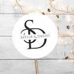 Pegatina Redonda Monograma simple Boda personalizado con nombre<br><div class="desc">Agregue un toque personalizado a su boda con el Monograma Boda simple personalizado con el Pegatina redondo clásico de nombre. Estos stickers de nombres monográficos de boda personalizados son perfectos para sellar sobres, agregar estilo a los favores de boda o mejorar el papel de su boda. Con un diseño de...</div>