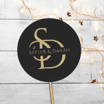 Pegatina Redonda Monograma simple Boda personalizado con nombre<br><div class="desc">Aumente los detalles de su boda con el Monograma Boda simple personalizado con el Pegatina redondo clásico de nombre. Estos stickers de nombres monográficos de boda personalizados están diseñados para añadir un toque personalizado y elegante a su día especial. Con las iniciales de la novia y el novio en un...</div>