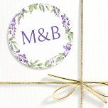 Pegatina Redonda Monograma simple elegante Boda de flores púrpura<br><div class="desc">Sencillo Monograma Elegante Etiquetas para la Boda Púrpura presenta su monograma personalizado en la moderna tipografía de caligrafía púrpura rodeada de elegantes flores de glicinia. Perfecto para bodas,  fiestas de compromiso,  cumpleaños,  eventos y celebraciones,  Quinceanera,  ducha de bebé,  duchas de novias y más. Diseñado por Evco Studio www.zazzle.com/store/evcostudio</div>