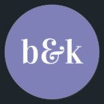 Pegatina Redonda Monograma simple Minimalista Iniciales Boda púrpur<br><div class="desc">Diseño boda moderno, mínimo, minimalista y sencillo con grandes letras en negrita en color naranja: MUY PERI, malva lila (color, fuente, texto, tamaño se puede cambiar). Con monogramas de fecha y novia y novio (iniciales). Pegatinas / sellos para sobres de invitación a la boda. Perfecto para esa pareja joven para...</div>