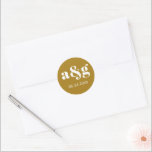 Pegatina Redonda Monograma simple y elegante boda marrón dorado<br><div class="desc">Sencillo y elegante monograma boda dorado pegatina. Presenta su inicial y la fecha de su boda en blanco sobre fondo marrón dorado. Coordina con nuestra colección de bodas "Flores de jazmín blancas vintage".</div>