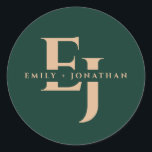 Pegatina Redonda Monograma verde esmeralda nombres de pareja caen e<br><div class="desc">Añada un toque de elegancia personalizada a su boda de otoño con nuestro Pegatina de Ronda Clásico de Monograma Verde Esmeralda Pareja de Nombres. Diseñado para mezclar la sofisticación con los ricos tonos del otoño, este pegatina presenta una forma clásica redonda adornada con un llamativo color verde esmeralda y un...</div>