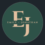 Pegatina Redonda Monograma verde esmeralda nombres de pareja caen e<br><div class="desc">Añada un toque de elegancia personalizada a su boda de otoño con nuestro Pegatina de Ronda Clásico de Monograma Verde Esmeralda Pareja de Nombres. Diseñado para mezclar la sofisticación con los ricos tonos del otoño, este pegatina presenta una forma clásica redonda adornada con un llamativo color verde esmeralda y un...</div>