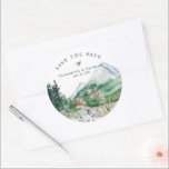 Pegatina Redonda Montaña de los Flores Silvestres | Boda Guardar la<br><div class="desc">Añada un toque especial a los sobres, bolsos de goodie, dulces hechos a mano y más con nuestros rústicos pegatinas de montaña. Agregue la redacción de su personalizado a este diseño utilizando los cuadros "Editar esta plantilla de diseño" situados en la parte derecha del elemento, o haga clic en el...</div>