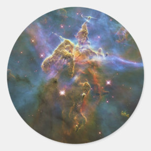 Pegatina Redonda Montaña mística del aumento del gas en la nebulosa