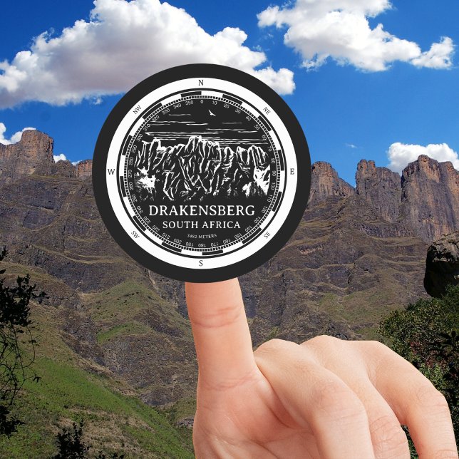 Pegatina Redonda Montañas Drakensberg - Sudáfrica (Drakensberg Mountains Round Sticker in Back with a white compass and mountain illustration)