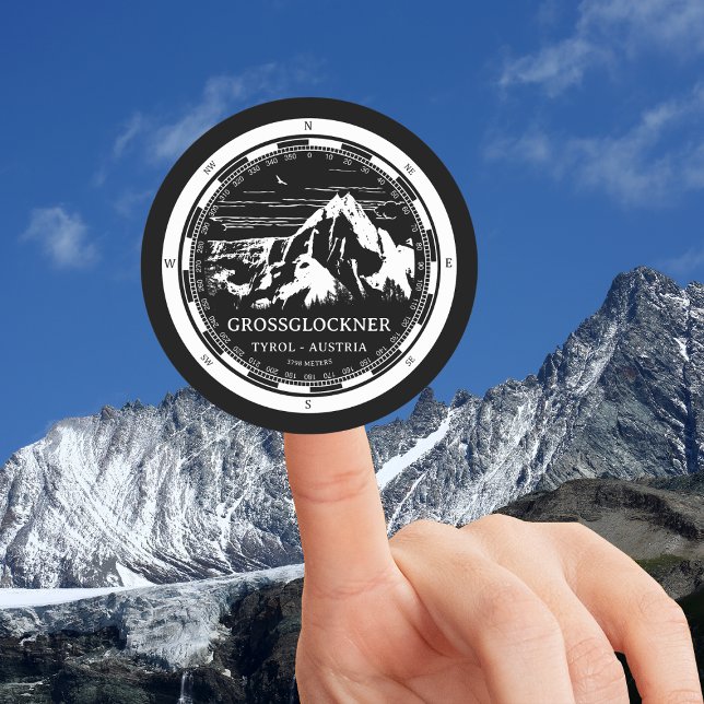 Pegatina Redonda Monte Grossglockner - Alpes de Tirol Austria (Mount Grossglockner Round Sticker in Back with a white compass and mountain illustration)