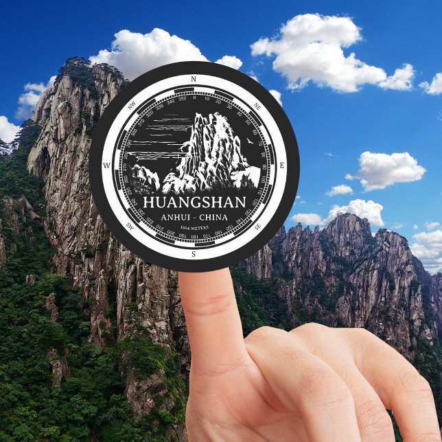 Pegatina Redonda Monte Huang Shan - Montañas Amarillas Anhui China (Mount Huangshan Round Sticker in Back with a white compass and mountain illustration)