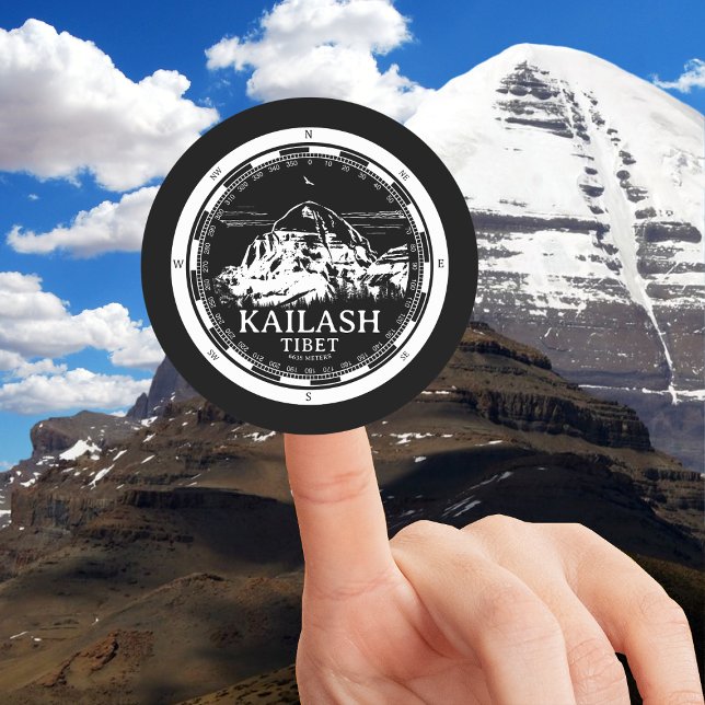 Pegatina Redonda Monte Kailash - Tíbet de Gang Rinpoche (Mount Kailash - Gang Rinpoche Round Sticker in Back with a white compass and mountain illustration)