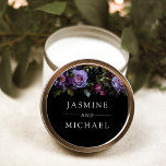 Pegatina Redonda Moody Gothic Purple Floral Boda<br><div class="desc">Elegantes etiquetas de boda florales y carnosas con un borde superior de flores moradas y borgoñas con hojas verdes y exuberantes. Personalice los pegatinas morados con sus nombres con letras blancas. Los stickers de boda florales personalizados son perfectos para sellar sobres de invitación a boda y bolsas de favores de...</div>
