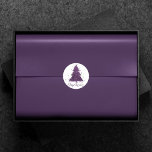 Pegatina Redonda Moody Merry Christmas | Personalizado Púrpura de P<br><div class="desc">¡Es la época del año para decorar y entretener! Moderno, oscuro y monótono árbol de vacaciones abstracto y con letras a mano "Feliz Navidad" con una rica y lujosa paleta. Este elegante diseño festivo cuenta con un llamativo árbol de Navidad brillante con una bandeja de pintura friki realzada con un...</div>
