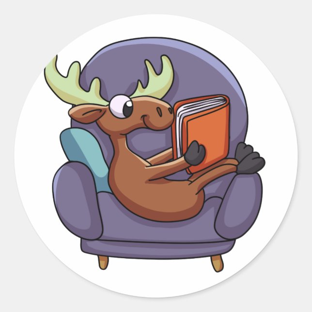 Pegatina Redonda Moose leyendo un libro en un sofá | elegir el colo (Anverso)