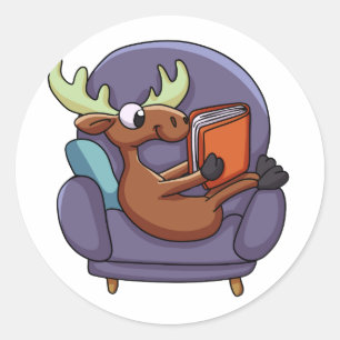 Pegatina Redonda Moose leyendo un libro en un sofá   elegir el colo