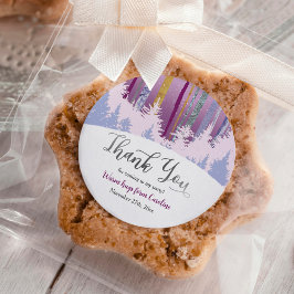 Pegatina Redonda Morada azul de cumpleaños de invierno con árboles