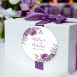 Pegatina Redonda Morado Floral elegante Novia y Groom Name<br><div class="desc">Toallas bodas botánicas personalizadas con un guión elegante escrito a mano y ramos de flores moradas. El diseño presenta nombres de novios y novios y fecha boda con flores de malva violeta y rosa magenta y vegetación verde gris. Por favor, navegue por mi tienda - colección de flores de color...</div>