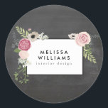 Pegatina Redonda Motif floral moderno vintage en Chalkboard<br><div class="desc">Coordina con el estilo floral moderno vintage en la plantilla de tarjetas de visita del Diseñador de chalkboard antes de las 12.01 horas. Su nombre o nombre de negocios está enmarcado con elegancia con un motivo floral vintage en un estilo moderno en estos pegatinas personalizados. Está situado sobre un fondo...</div>