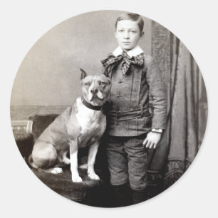 Pegatina Redonda Muchacho 1890 y su Staffordshire Terrier americano