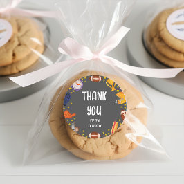 Pegatina Redonda Muchachos de fútbol americano de baloncesto gracia