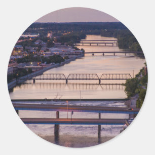 Pegatina Redonda Muchos puentes cruzan el Grand River, vista al ata