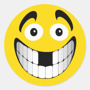 Pegatina Redonda Mueca grande amarilla con los dientes que falta