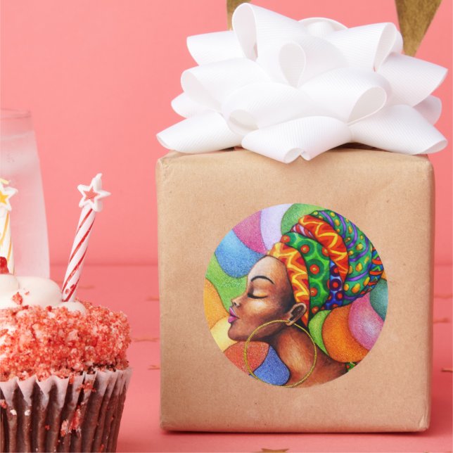 Pegatina Redonda Mujer africana con tejidos tradicionales de cera