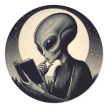 Mujer extranjera leyendo libro de arte vintage