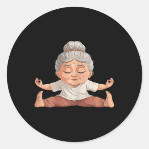 Pegatina Redonda Mujer madura deportiva arte de lanzamiento de yoga