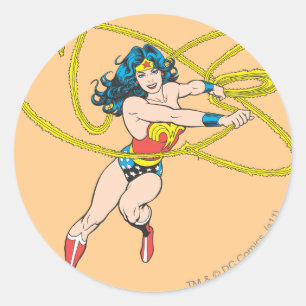 Pegatina Redonda Mujer Maravilla sostiene Lasso 1