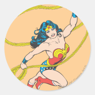 Pegatina Redonda Mujer Maravilla sostiene Lasso 3