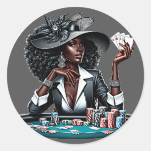 Pegatina Redonda Mujer negra apostando tarjetas de casino de póquer