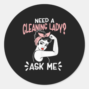 Pegatina Redonda Mujer Retro De La Casa Necesita Una Dama De Limpie