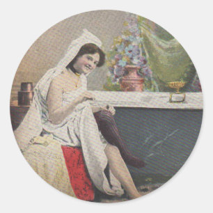 Pegatina Redonda mujer victoriana bañándose baño