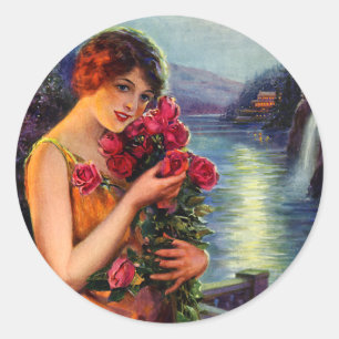 Pegatina Redonda Mujer Vintage con Rosas Rojas a la Luz de la Luna