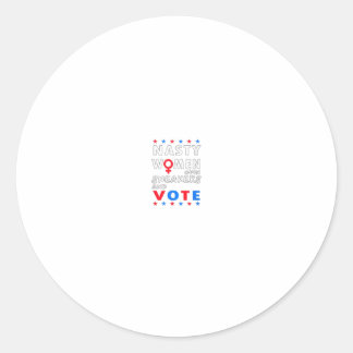 Pegatina Redonda Mujeres desagradables usan zapatillas y votan a fe