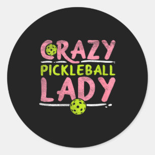 Pegatina Redonda Mujeres locas por pickleball dama divertida pelota