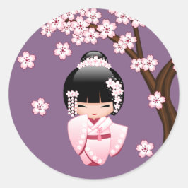 Pegatina Redonda Muñeca Kokeshi de Kimono Rosa sobre Fondo Púrpura