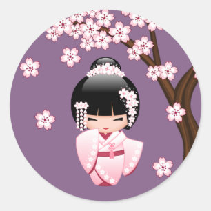 Pegatina Redonda Muñeca Kokeshi de Kimono Rosa sobre Fondo Púrpura
