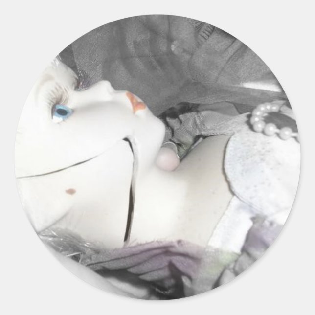 Pegatina Redonda Muñeca rota (Anverso)